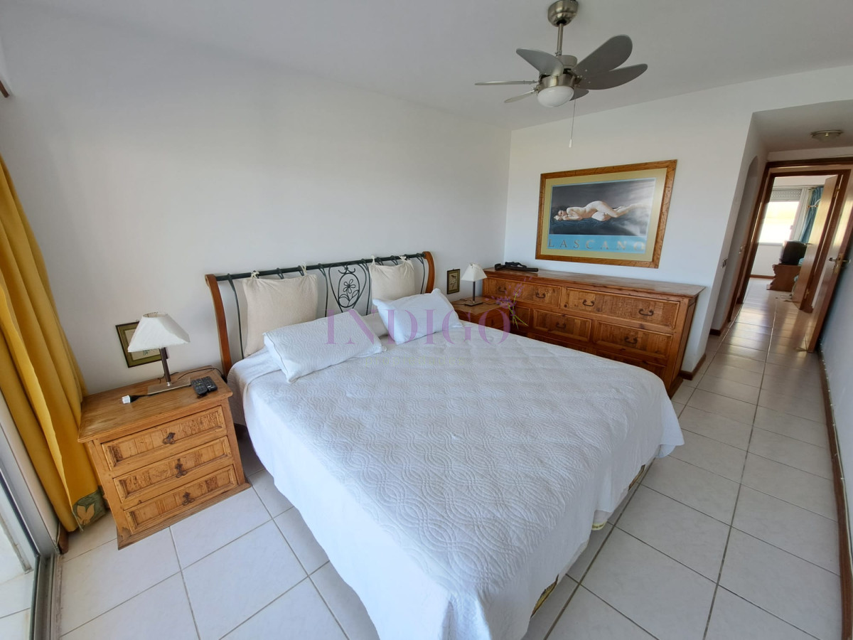 Apartamento Ref.220 - Departamento en venta y alquiler en Manantiales, 3 dormitorios mas dependencia de servicio.