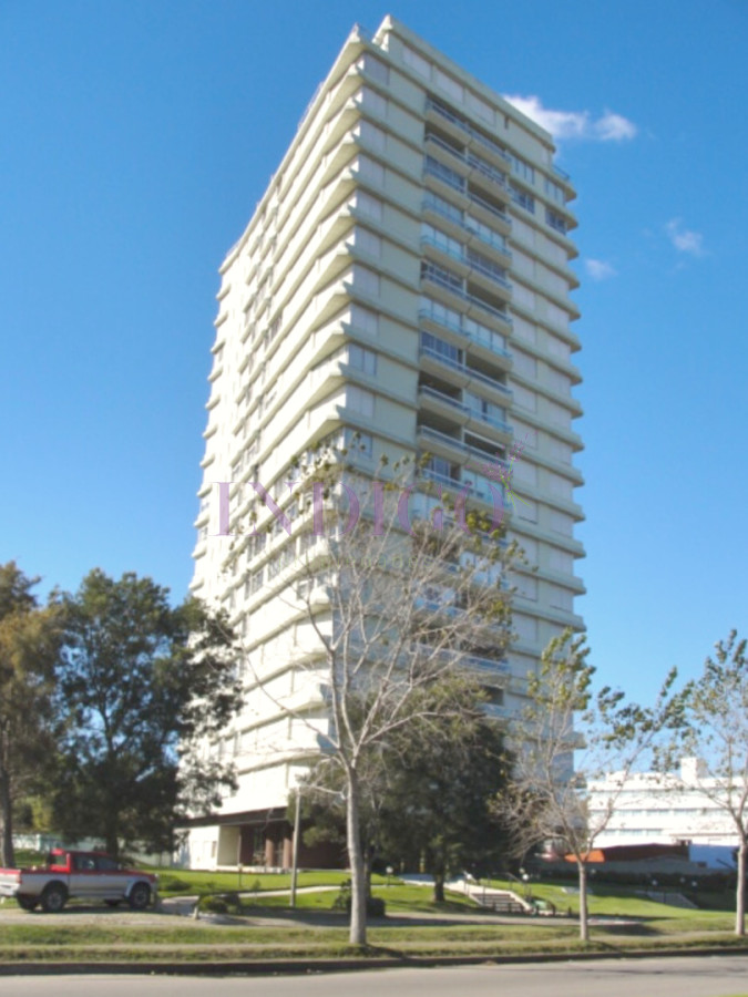 Apartamento Ref.809 - Apartamento con buena vista y ubicacion, muy luminoso, 3 dormitorios y 3 baño, piscina!