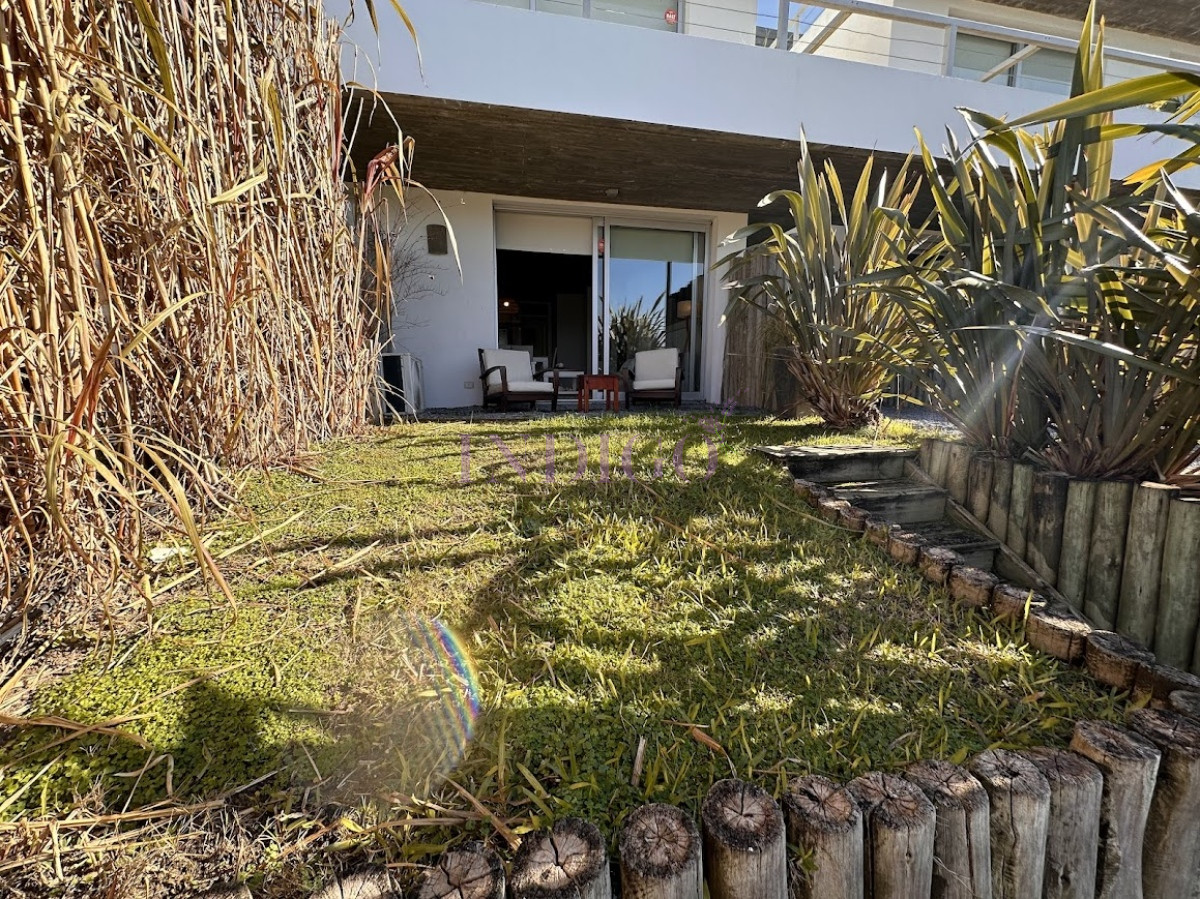 Apartamento Ref.494 - Departamento en alquiler en Manantiales, a pasitos de playa Bikini.