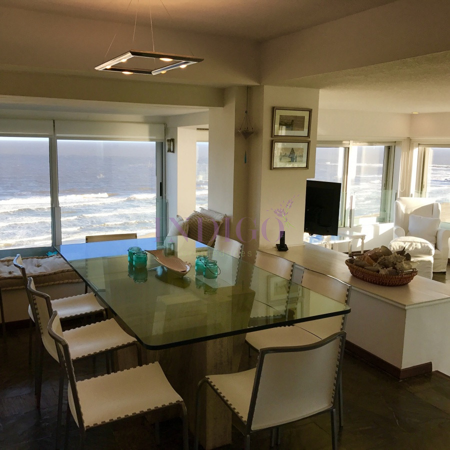 Apartamento Ref.150 -  En alquiler, Playa  Brava, 3 dormitorios, primera fila .