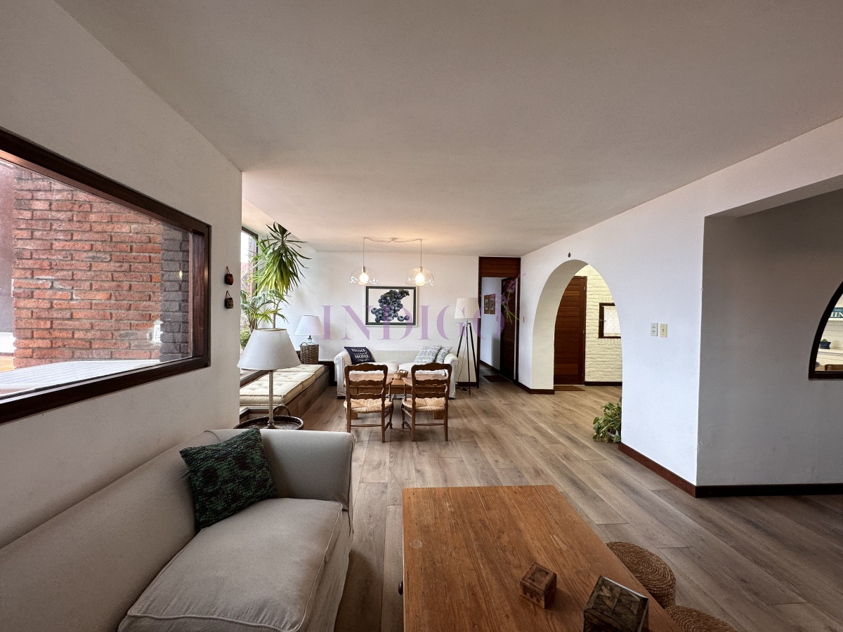 Apartamento Ref.15 - Muy lindo departamento en alquiler en Manantiales, 3 dormitorios , mas dependencia de servicio.