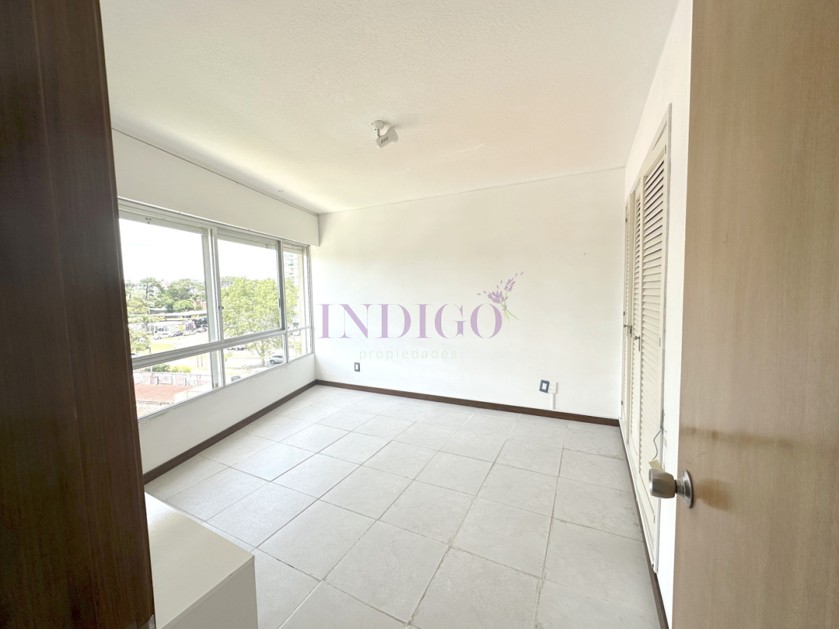 Apartamento Ref.809 - Apartamento con buena vista y ubicacion, muy luminoso, 3 dormitorios y 3 baño, piscina!