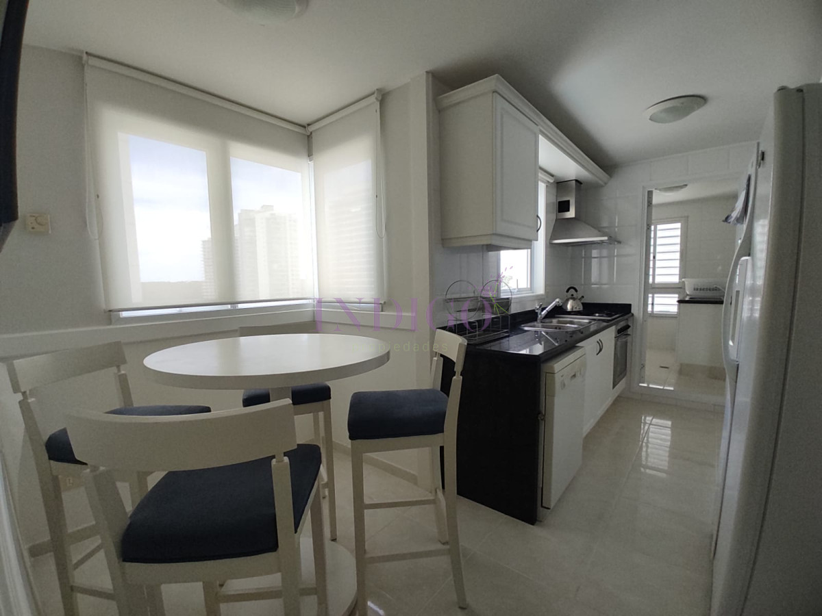 Apartamento Ref.803 - Apartamento 3 Dormitoritos y 4 Baños mas dependencia, piscina y parrillero en Playa Mansa