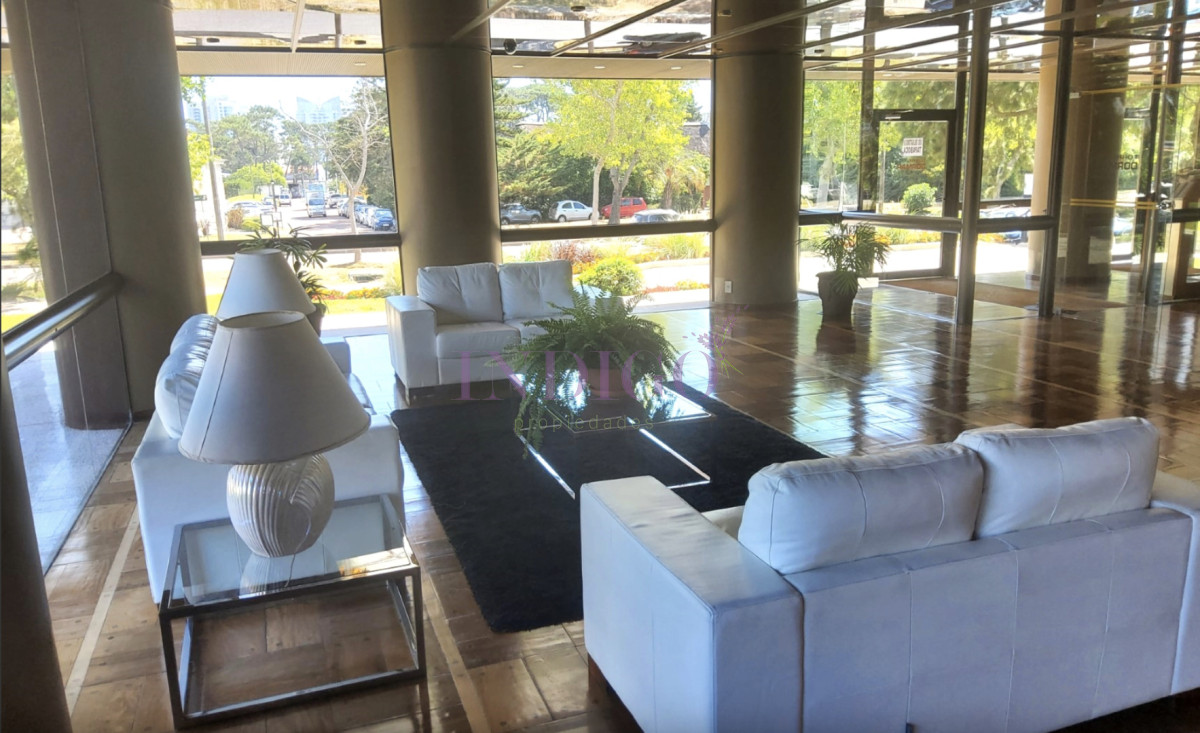 Apartamento Ref.809 - Apartamento con buena vista y ubicacion, muy luminoso, 3 dormitorios y 3 baño, piscina!