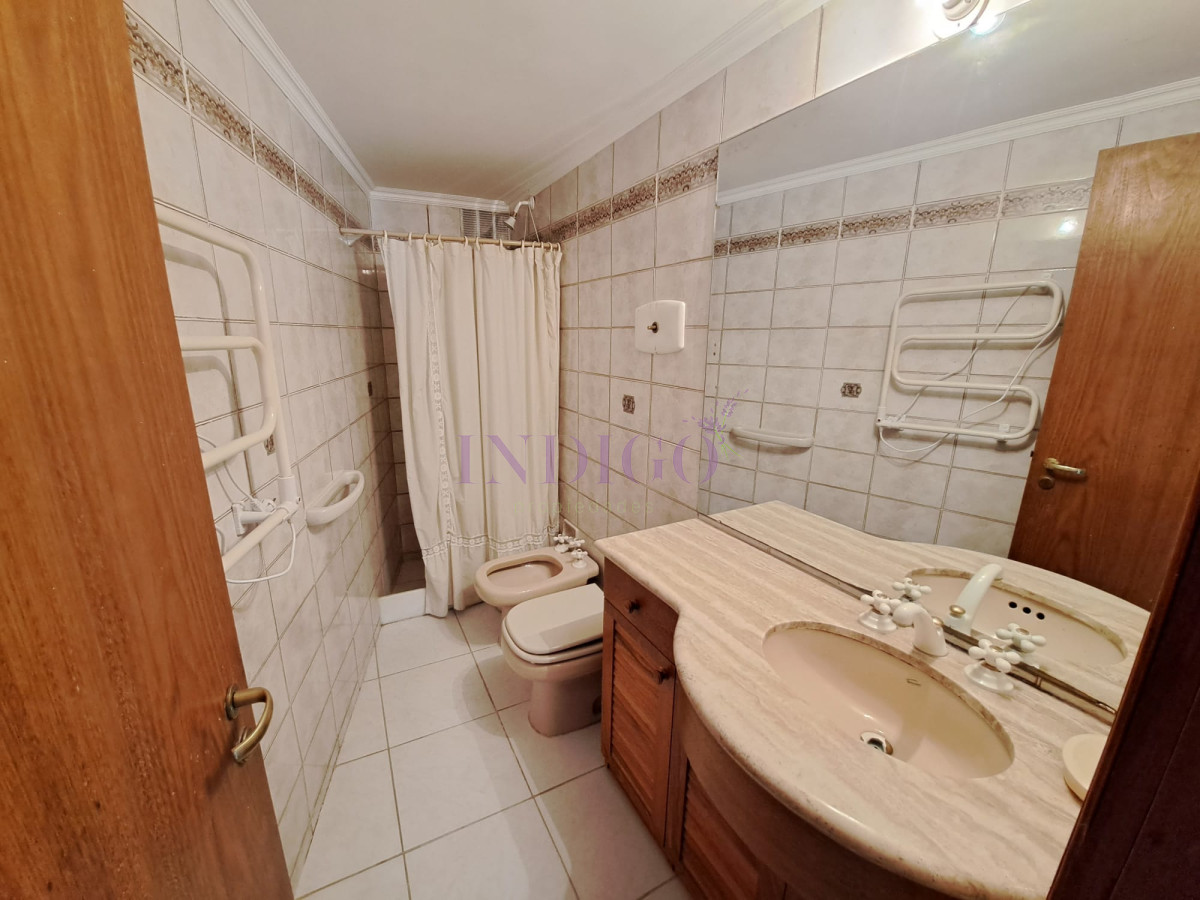 Apartamento Ref.220 - Departamento en venta y alquiler en Manantiales, 3 dormitorios mas dependencia de servicio.