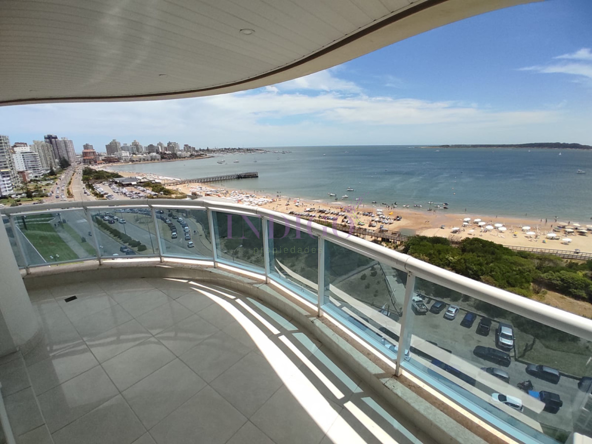 Apartamento Ref.803 - Apartamento 3 Dormitoritos y 4 Baños mas dependencia, piscina y parrillero en Playa Mansa
