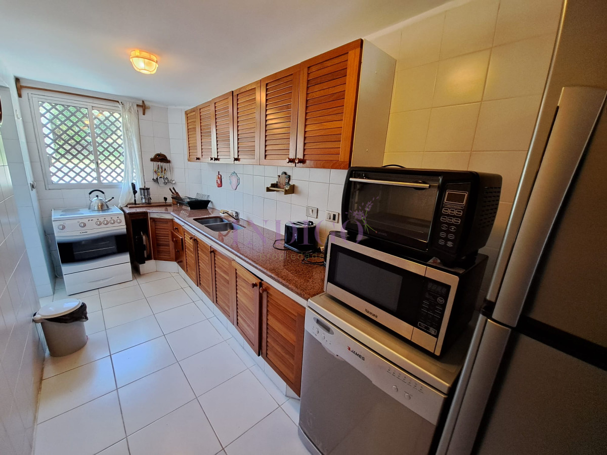 Apartamento Ref.220 - Departamento en venta y alquiler en Manantiales, 3 dormitorios mas dependencia de servicio.