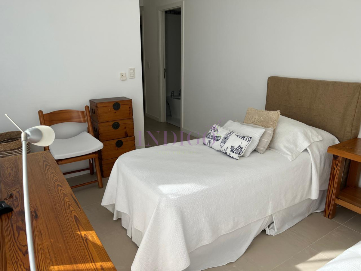 Apartamento Ref.116 - Torre Le Parc está ubicada en Rambla Lorenzo Batlle Pacheco y Av. Roosevelt, en primera línea frente al mar.