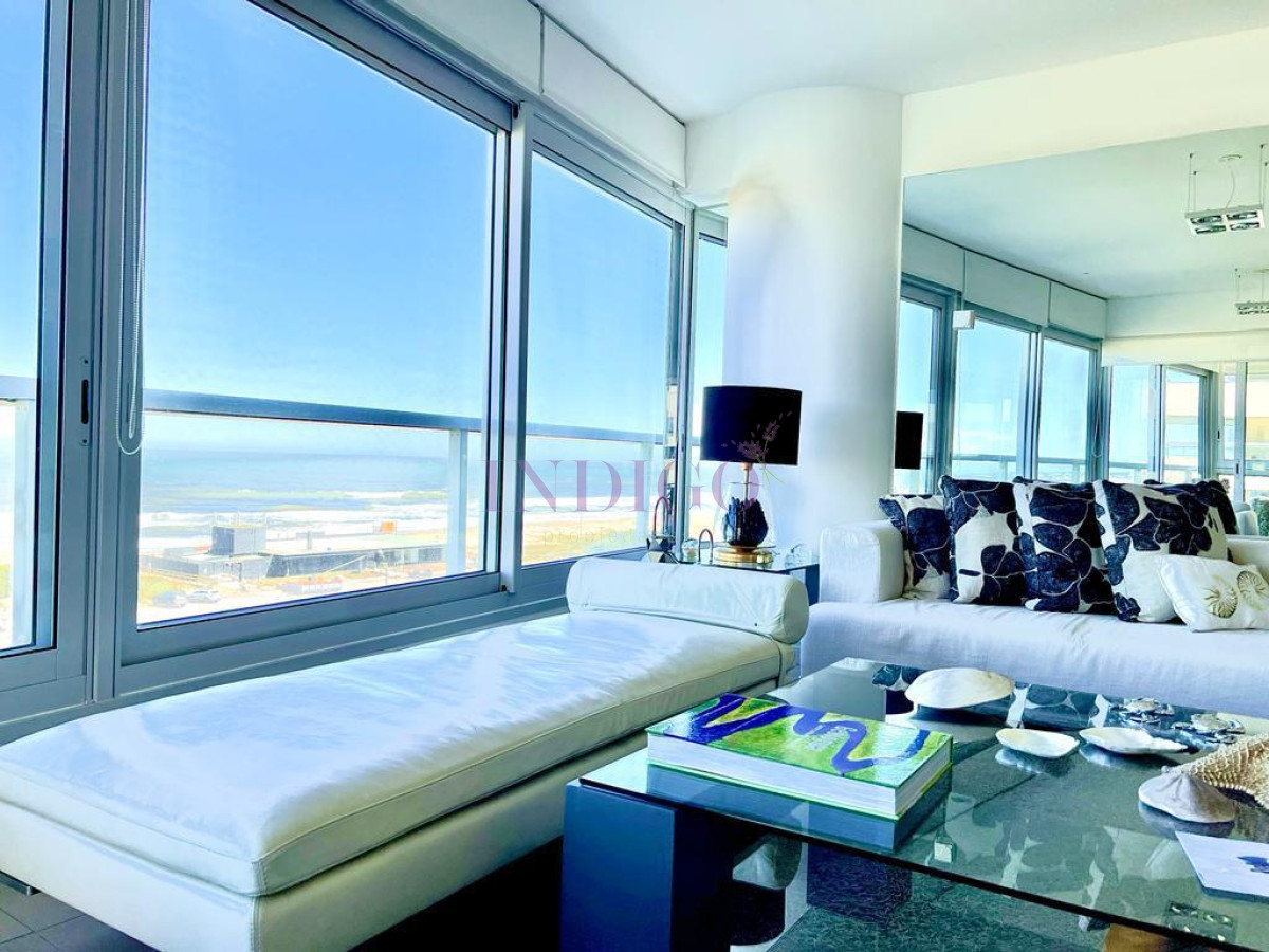 Apartamento Ref.116 - Torre Le Parc está ubicada en Rambla Lorenzo Batlle Pacheco y Av. Roosevelt, en primera línea frente al mar.