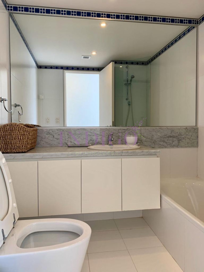 Apartamento Ref.116 - Torre Le Parc está ubicada en Rambla Lorenzo Batlle Pacheco y Av. Roosevelt, en primera línea frente al mar.