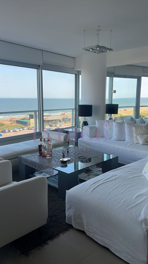 Apartamento Ref.116 - Torre Le Parc está ubicada en Rambla Lorenzo Batlle Pacheco y Av. Roosevelt, en primera línea frente al mar.