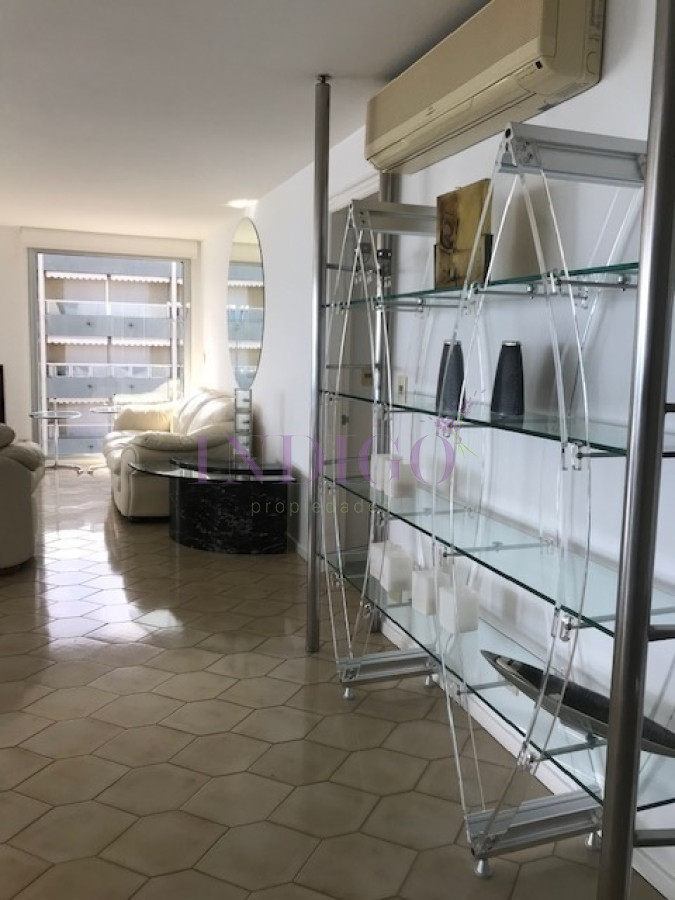 Apartamento Ref.400 - Espectacular departamento en venta frente al puerto de Punta del Este.