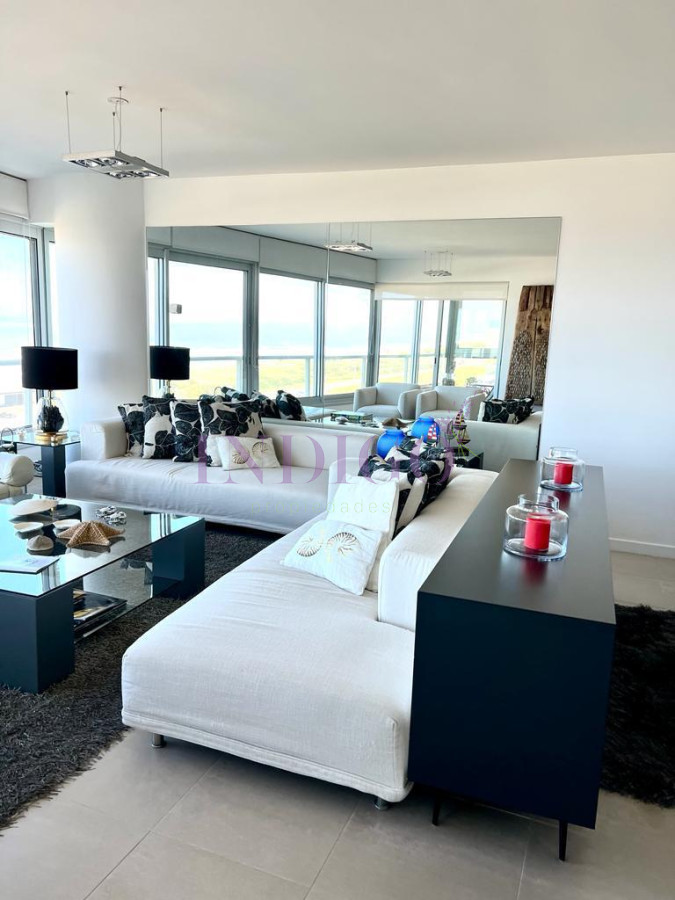 Apartamento Ref.116 - Torre Le Parc está ubicada en Rambla Lorenzo Batlle Pacheco y Av. Roosevelt, en primera línea frente al mar.