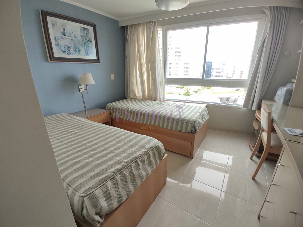 Apartamento Ref.803 - Apartamento 3 Dormitoritos y 4 Baños mas dependencia, piscina y parrillero en Playa Mansa