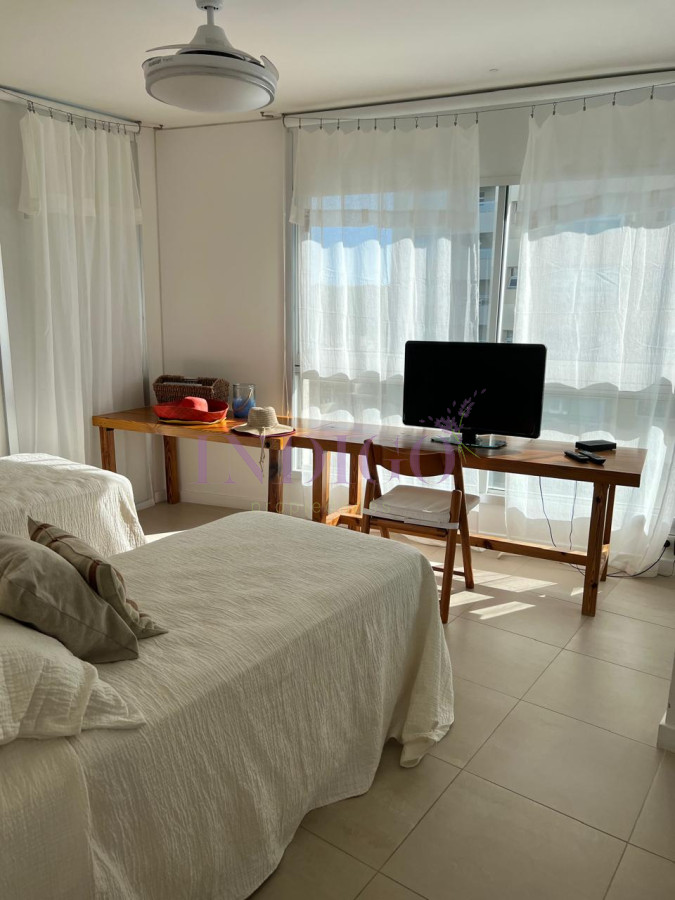 Apartamento Ref.116 - Torre Le Parc está ubicada en Rambla Lorenzo Batlle Pacheco y Av. Roosevelt, en primera línea frente al mar.