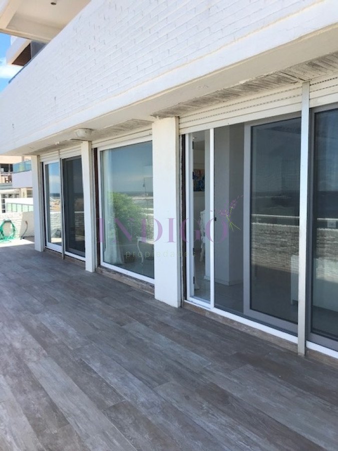 Apartamento Ref.506 - Alquiler frente al mar, 3 cuartos mas dependencia de servicio y parrillero.