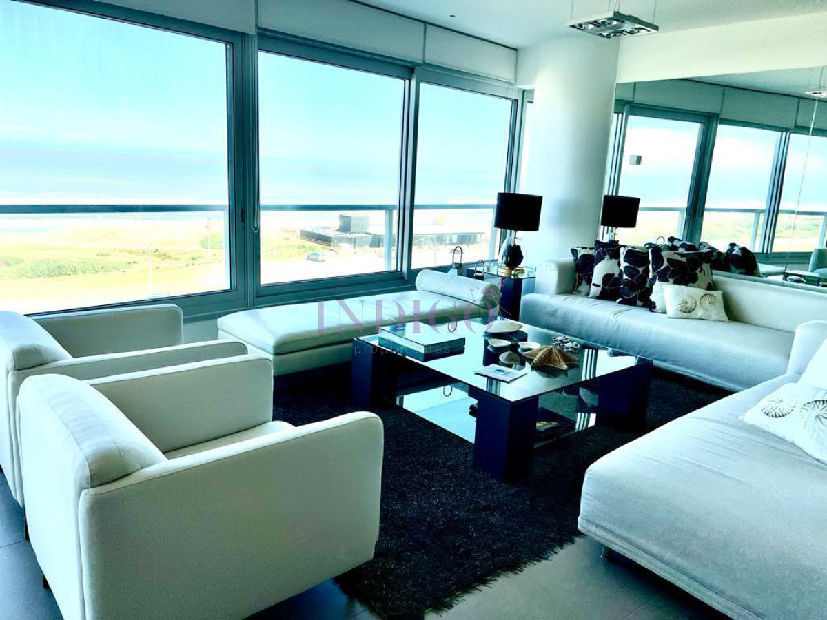 Apartamento Ref.116 - Torre Le Parc está ubicada en Rambla Lorenzo Batlle Pacheco y Av. Roosevelt, en primera línea frente al mar.