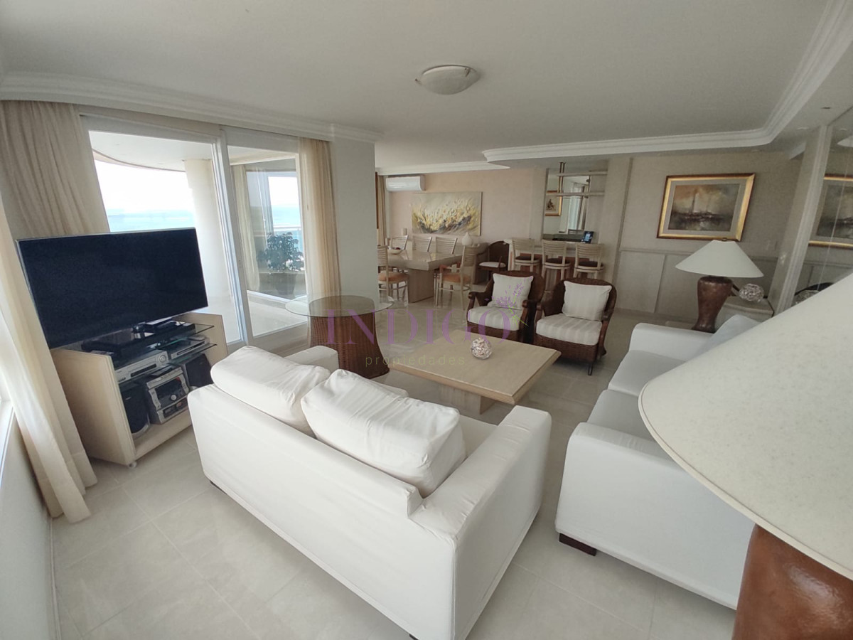 Apartamento Ref.803 - Apartamento 3 Dormitoritos y 4 Baños mas dependencia, piscina y parrillero en Playa Mansa