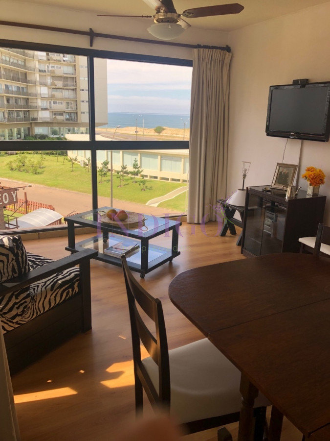 Apartamento Ref.393 - Buena oportunidad!!! Frente al mar, con todos los servicios, buena renta.