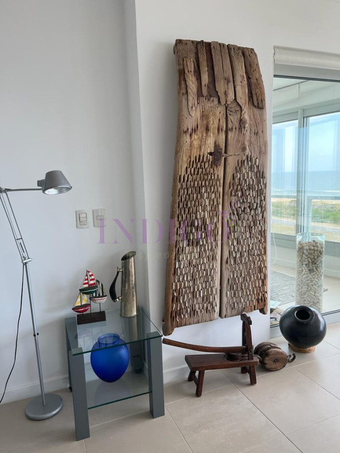 Apartamento Ref.116 - Torre Le Parc está ubicada en Rambla Lorenzo Batlle Pacheco y Av. Roosevelt, en primera línea frente al mar.