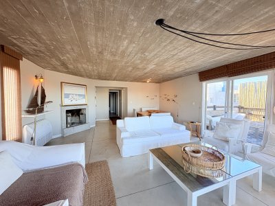 En alquiler Montoya, DePartamento de 3 dorm y servicio, disponible desde el 8 de enero.