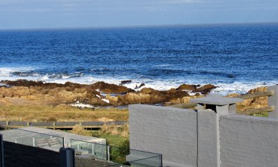Venta y alquiler sobre playa Montoya, 3 dormitorios mas amplio playroom.