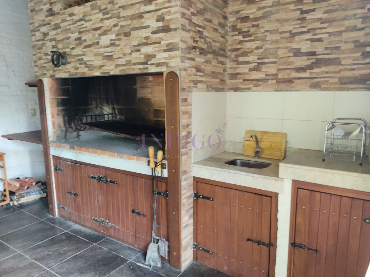 Casa Ref.488 - Casa con 3 Dormitorios, 2 Baños mas dependencia, piscina y parillero!