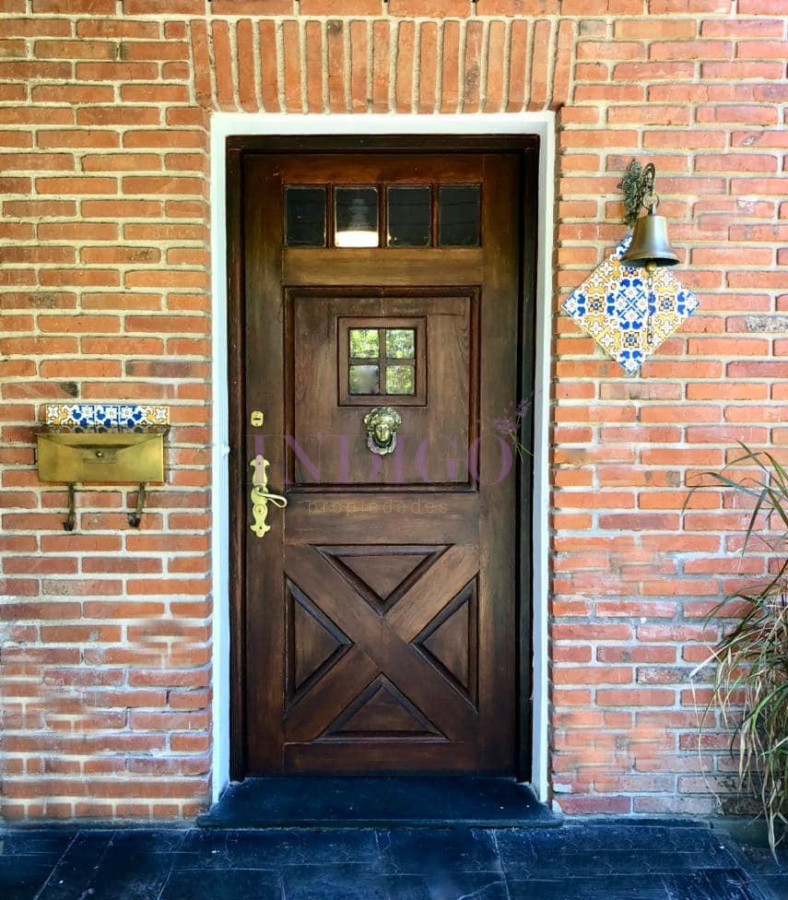Casa Ref.250 - Venta sobre playa Mansa, 4 dormitorios .