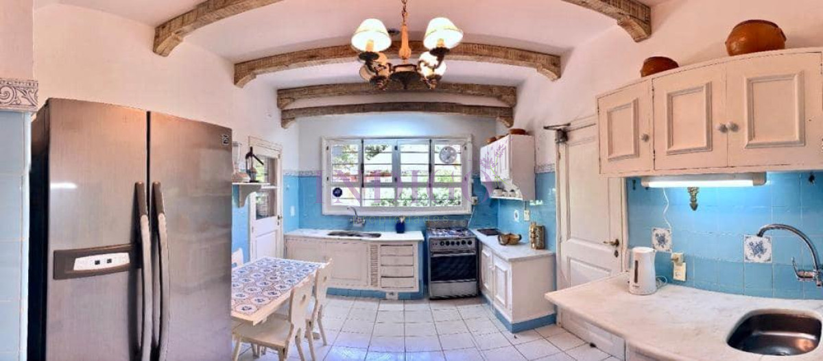 Casa Ref.250 - Venta sobre playa Mansa, 4 dormitorios .