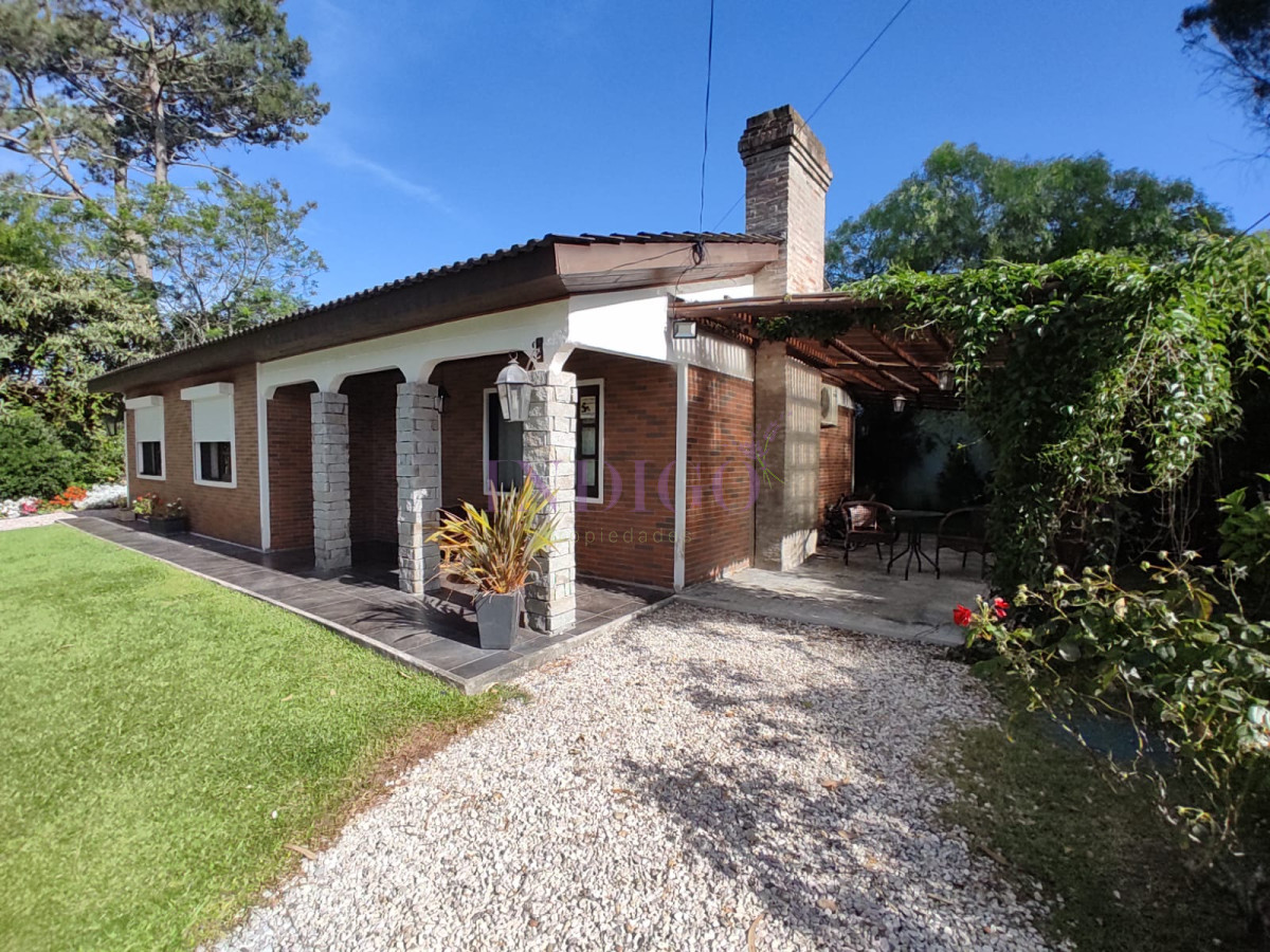 casa con 3 dormitorios, 2 baños mas dependencia, piscina y parillero! - idg488c