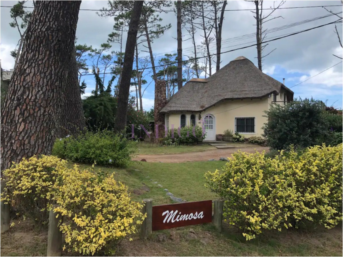 Venta y alquiler de casa en Montoya, 4 cuartos , muy bien ubicada.