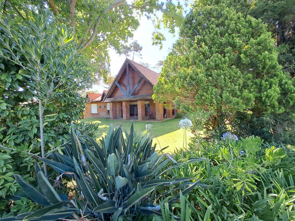 Amplia casa en las paradas, vasto jardín con muy buen parrillero y a metros del mar! Ideal para veranear!