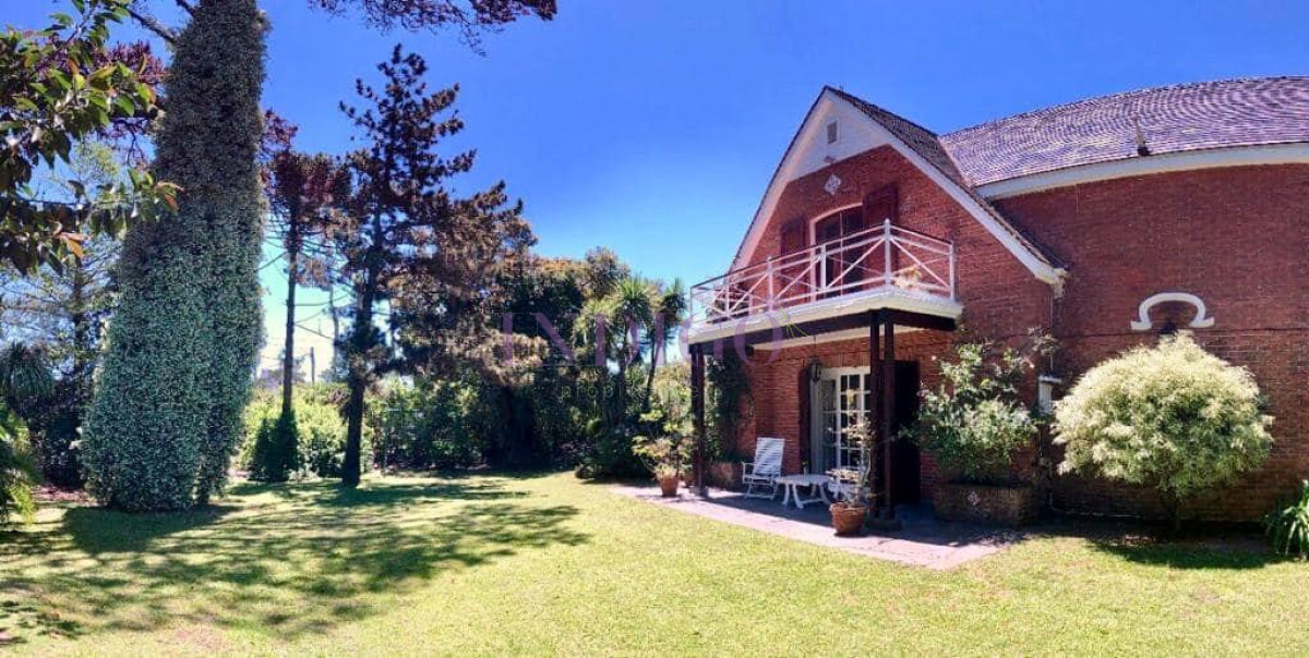 Casa Ref.250 - Venta sobre playa Mansa, 4 dormitorios .
