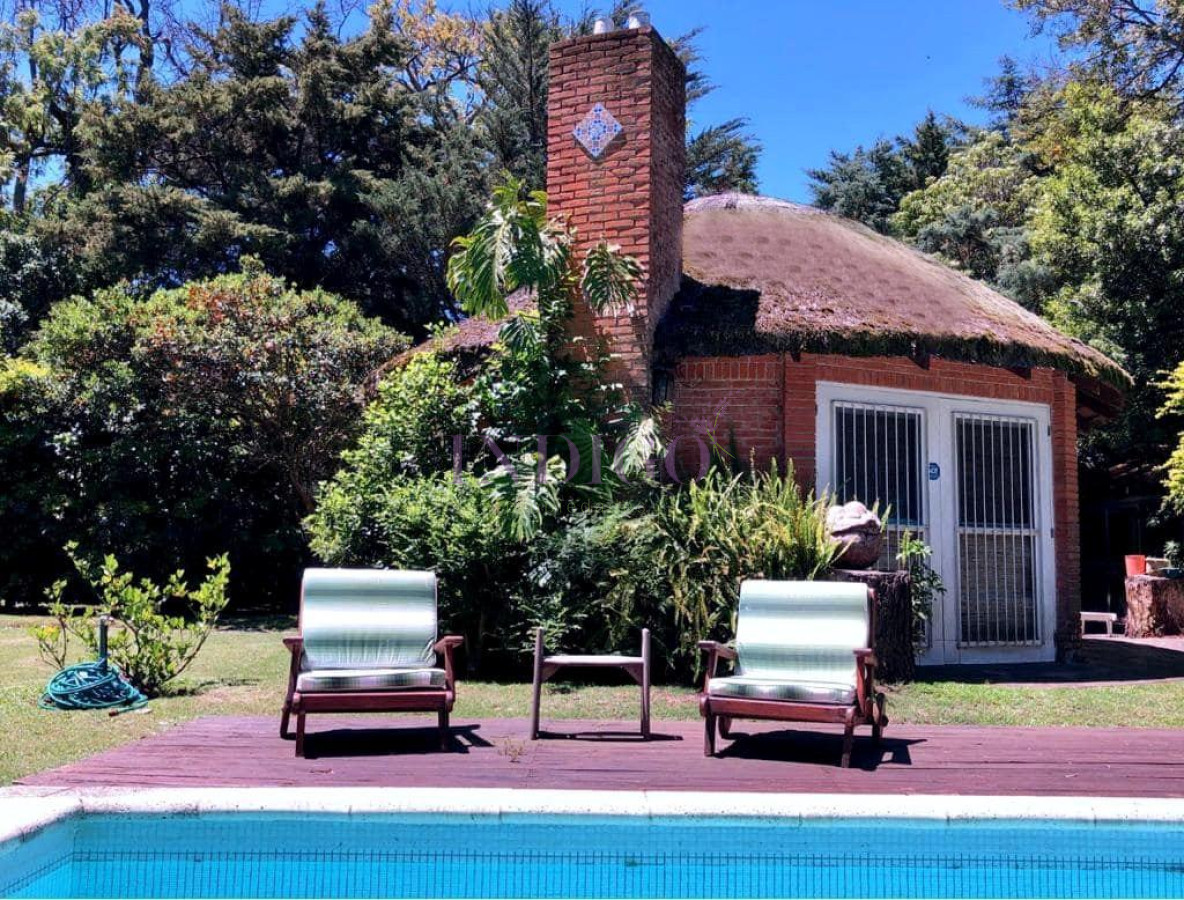 Casa Ref.250 - Venta sobre playa Mansa, 4 dormitorios .