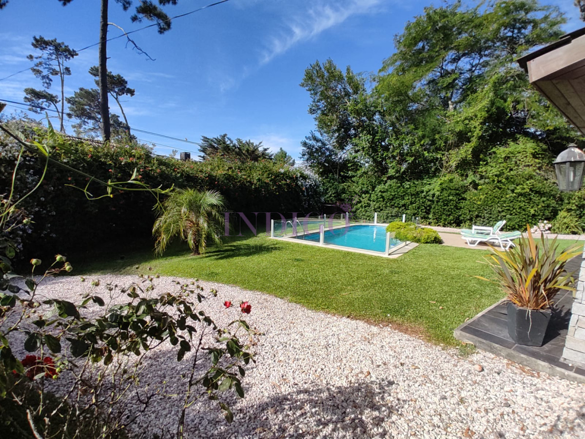 Casa Ref.488 - Casa con 3 Dormitorios, 2 Baños mas dependencia, piscina y parillero!