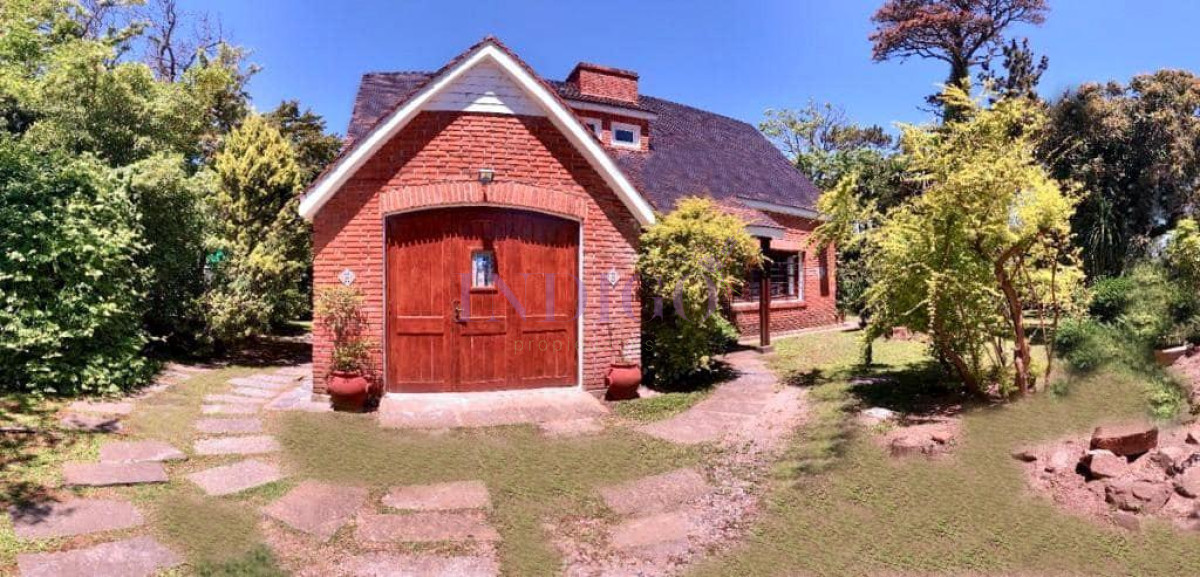 Casa Ref.250 - Venta sobre playa Mansa, 4 dormitorios .