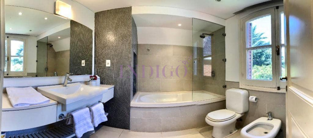 Casa Ref.250 - Venta sobre playa Mansa, 4 dormitorios .