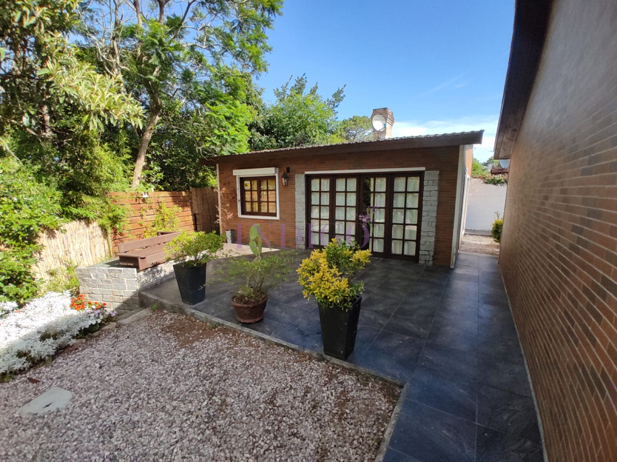 Casa Ref.488 - Casa con 3 Dormitorios, 2 Baños mas dependencia, piscina y parillero!