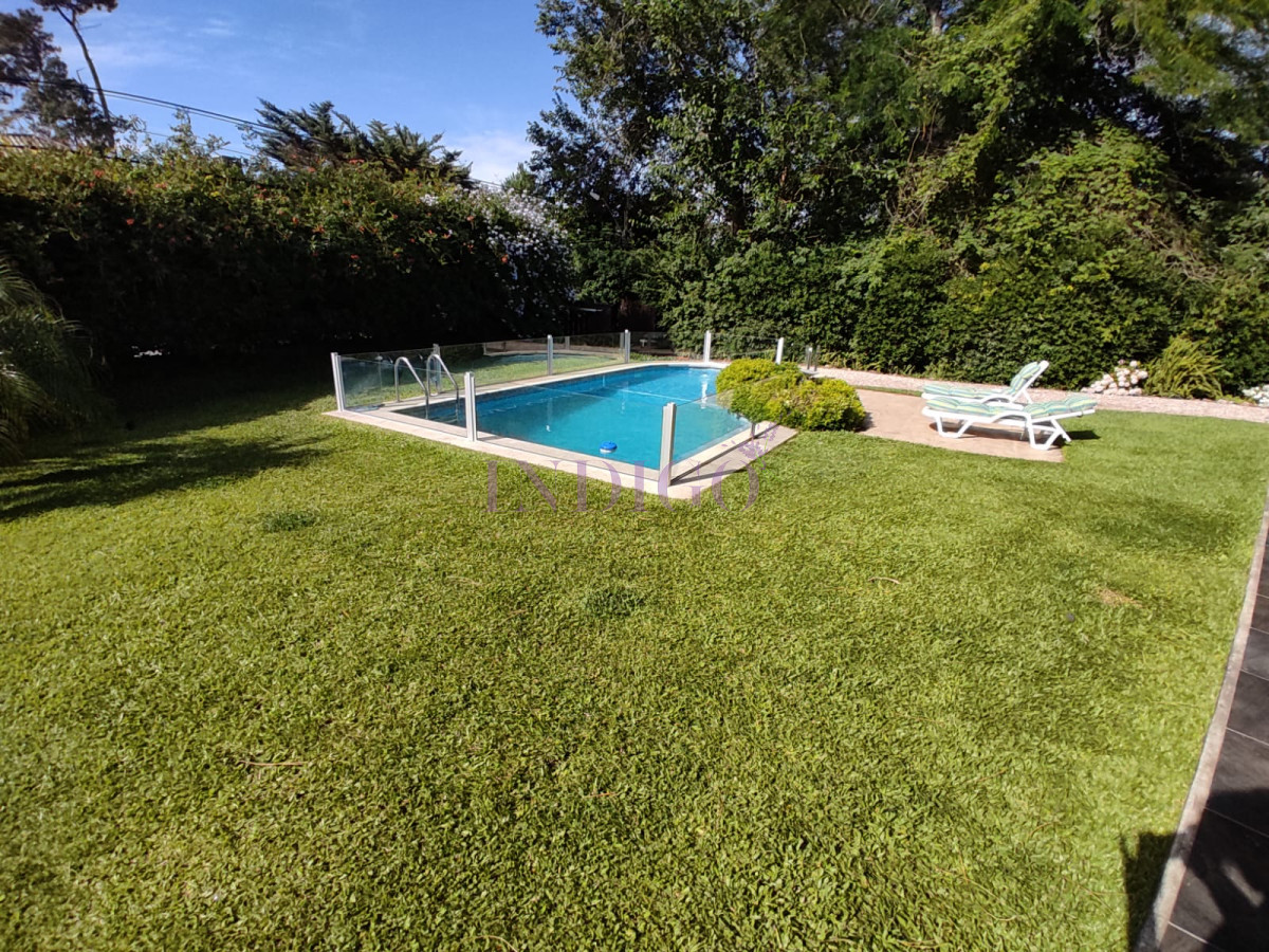 Casa Ref.488 - Casa con 3 Dormitorios, 2 Baños mas dependencia, piscina y parillero!