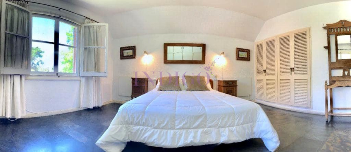 Casa Ref.250 - Venta sobre playa Mansa, 4 dormitorios .