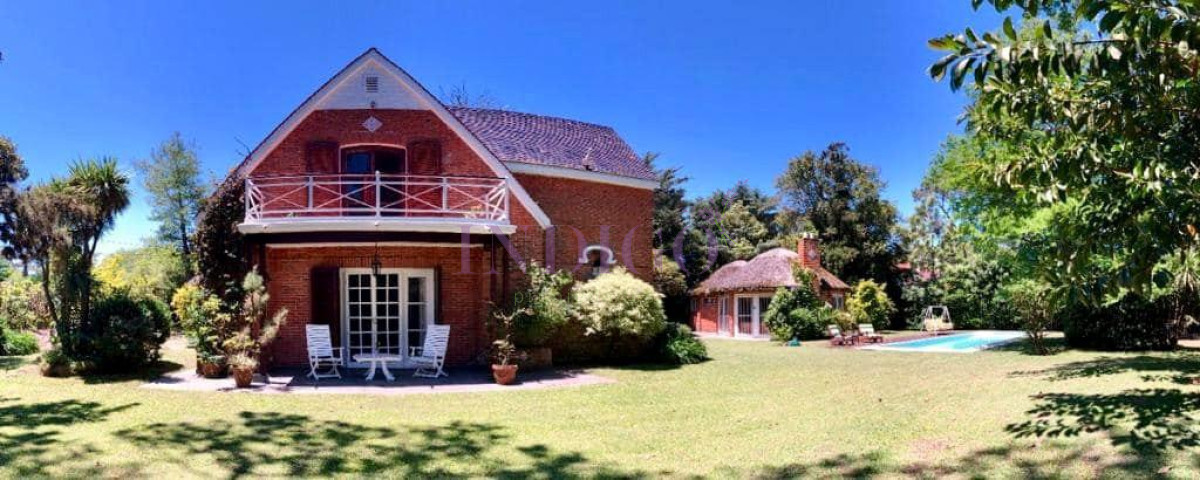 Casa Ref.250 - Venta sobre playa Mansa, 4 dormitorios .