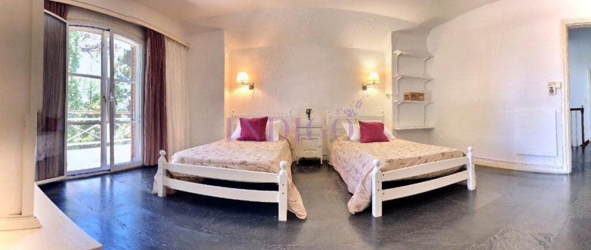 Casa Ref.250 - Venta sobre playa Mansa, 4 dormitorios .