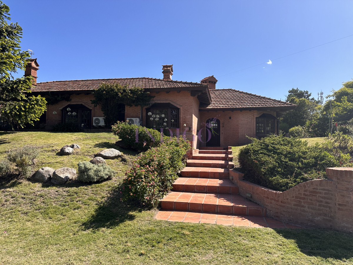 Casa en Montoya en alquiler temporal, 3 dorm, piscina climatizada, parrillero.
