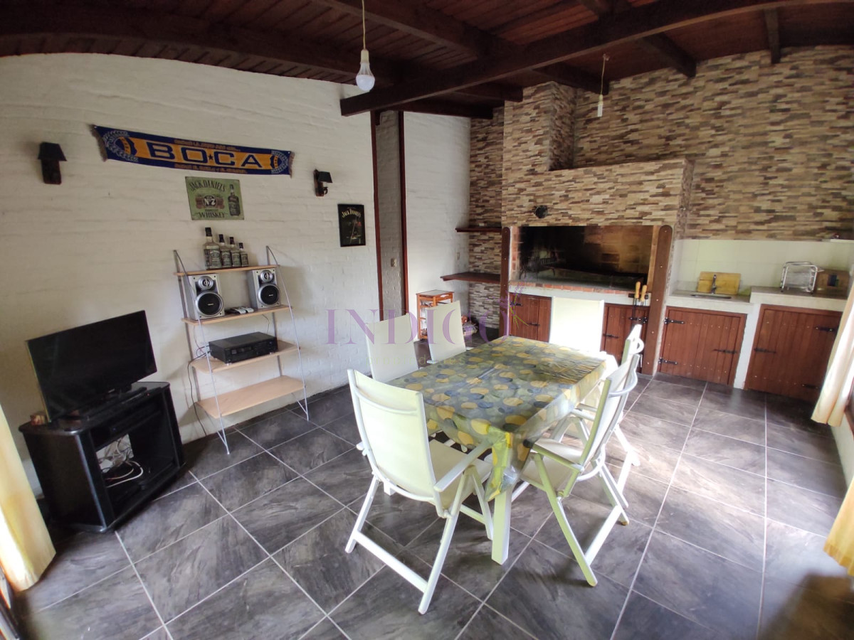 Casa Ref.488 - Casa con 3 Dormitorios, 2 Baños mas dependencia, piscina y parillero!