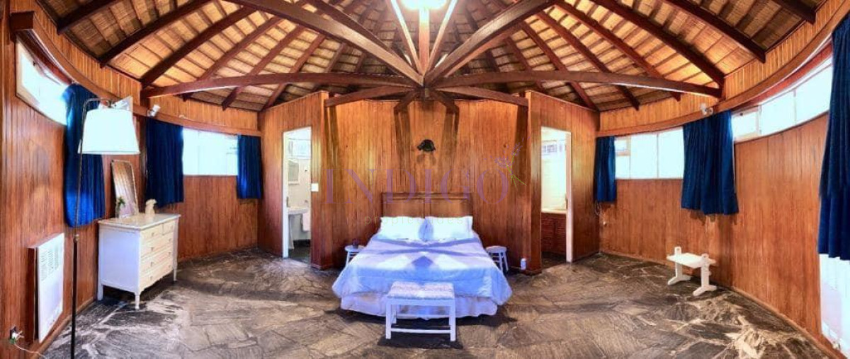 Casa Ref.250 - Venta sobre playa Mansa, 4 dormitorios .