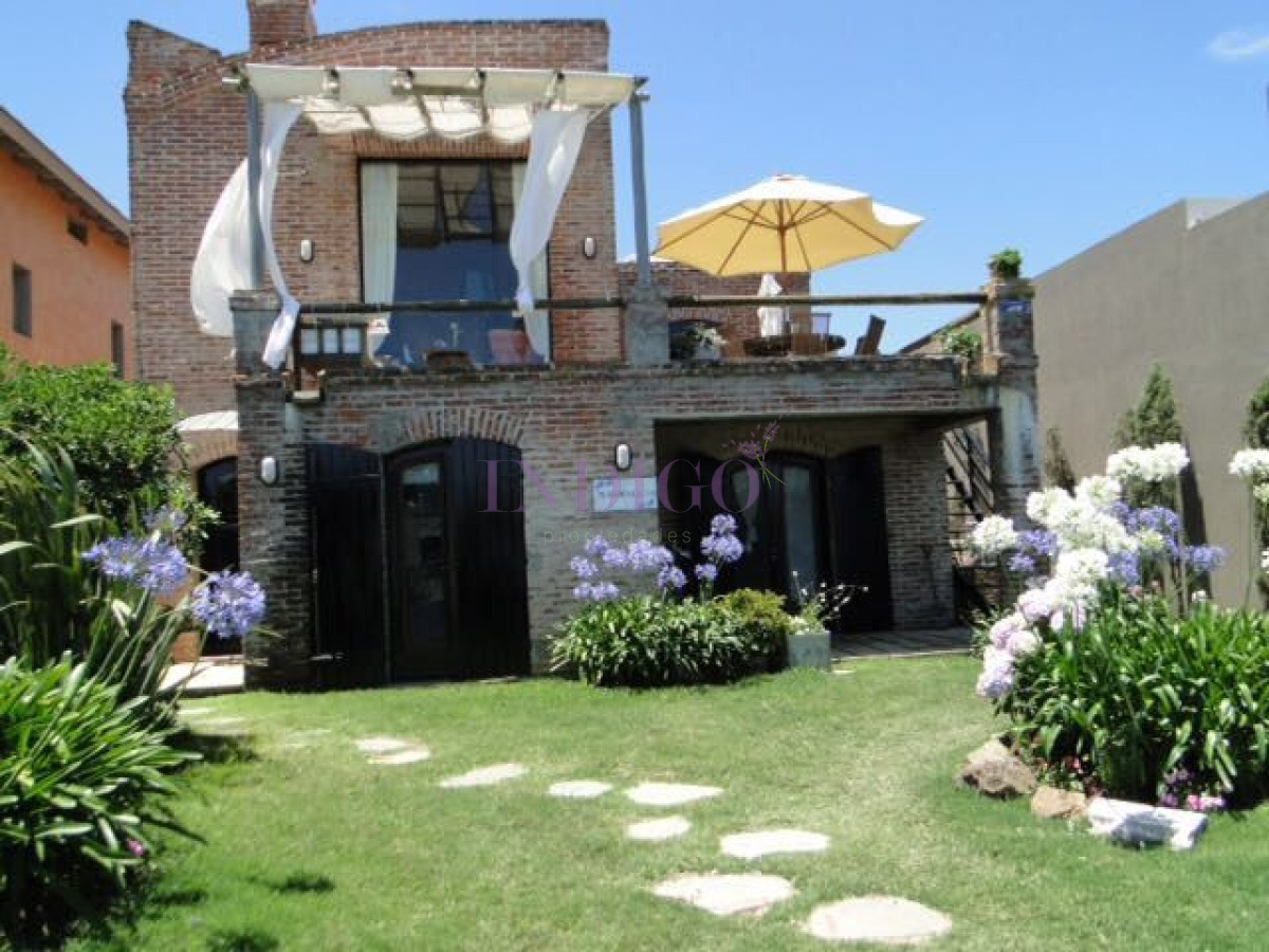 Casa en Manantiales, 4 dormitorios  mas dependencia de servicio.