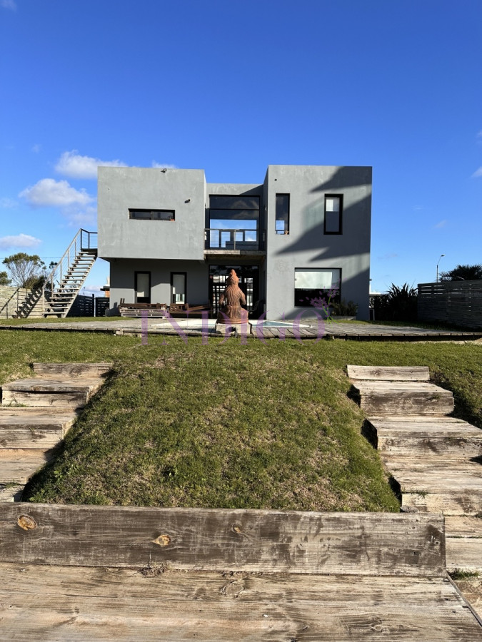 Casa en alquiler en Manantiales 3 dorm y dependencia con piscina