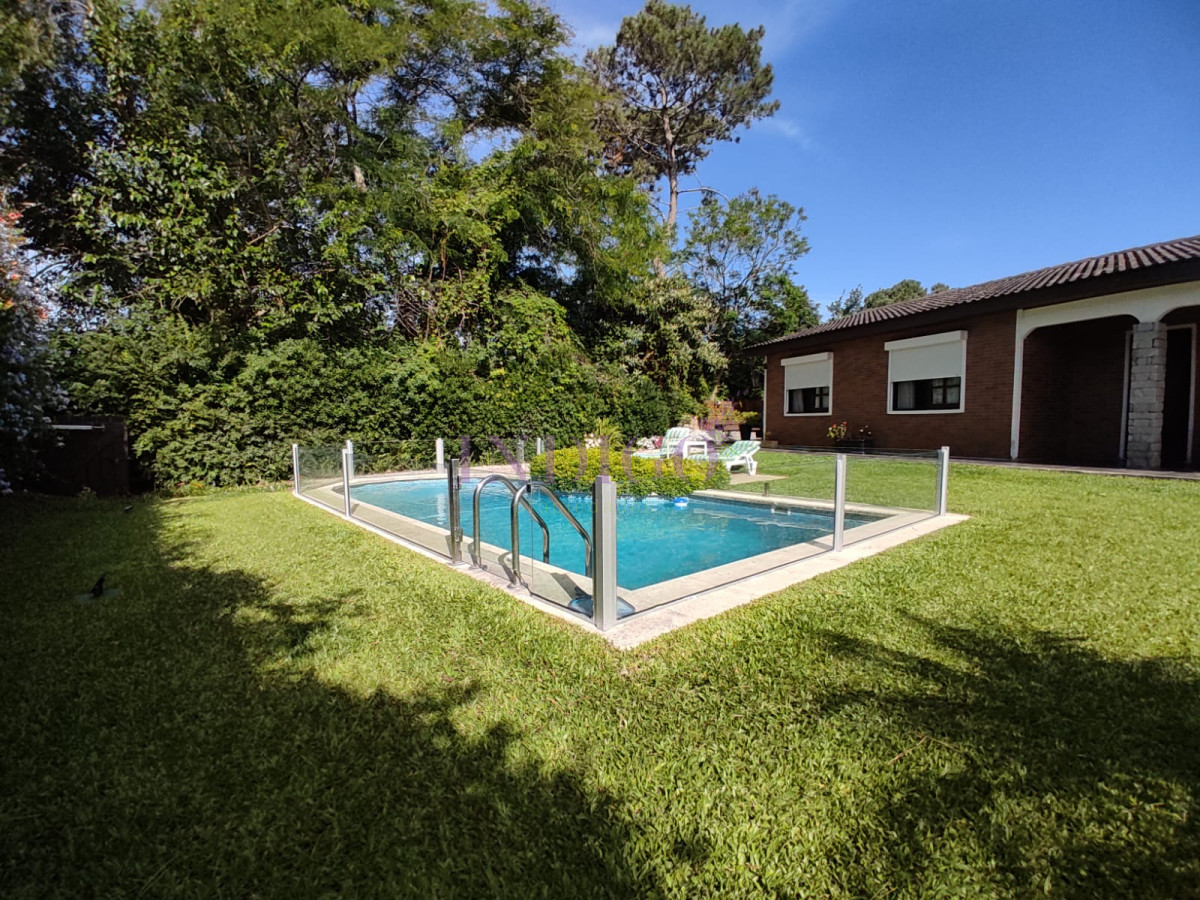 Casa Ref.488 - Casa con 3 Dormitorios, 2 Baños mas dependencia, piscina y parillero!