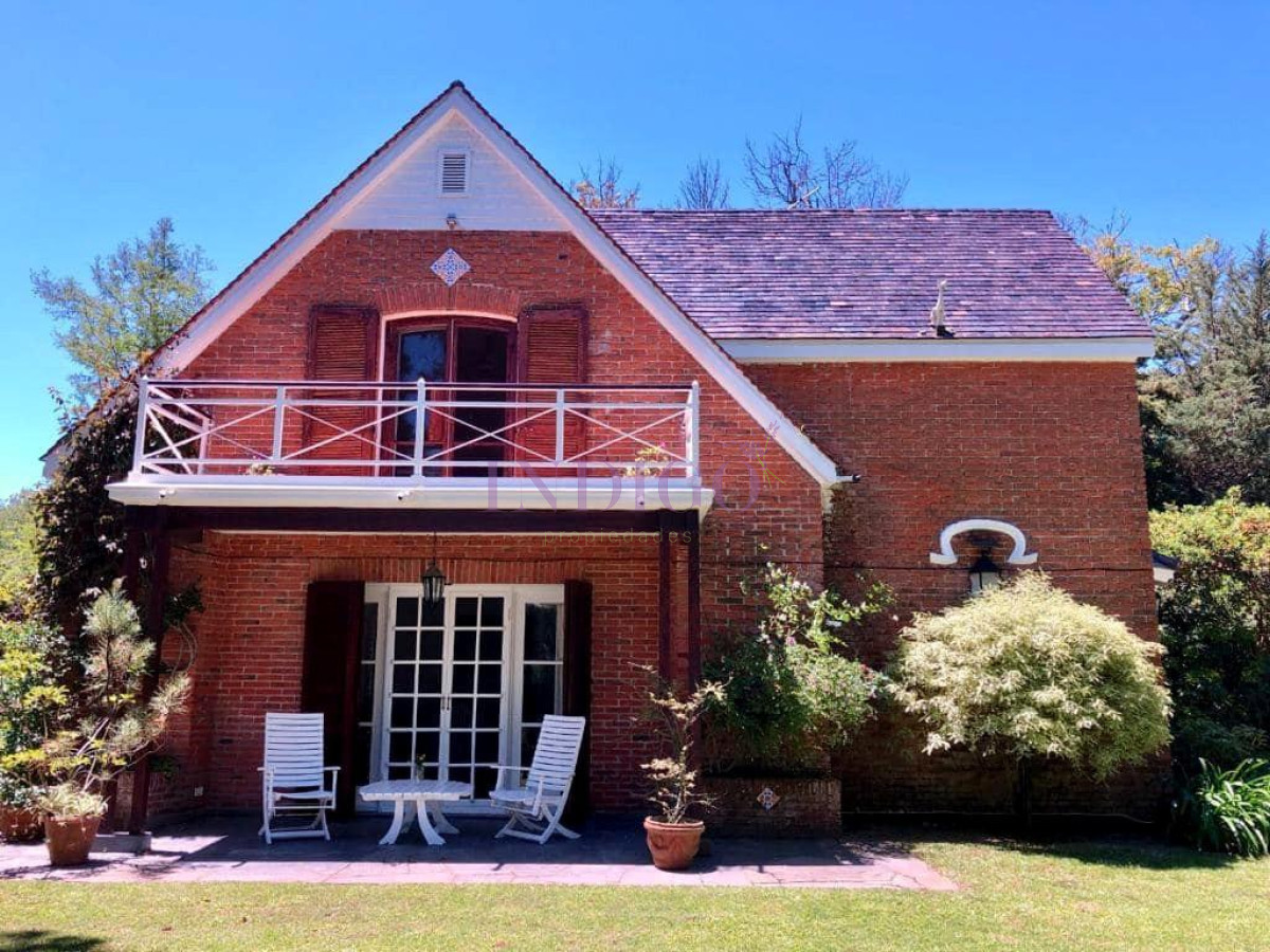 Casa Ref.250 - Venta sobre playa Mansa, 4 dormitorios .