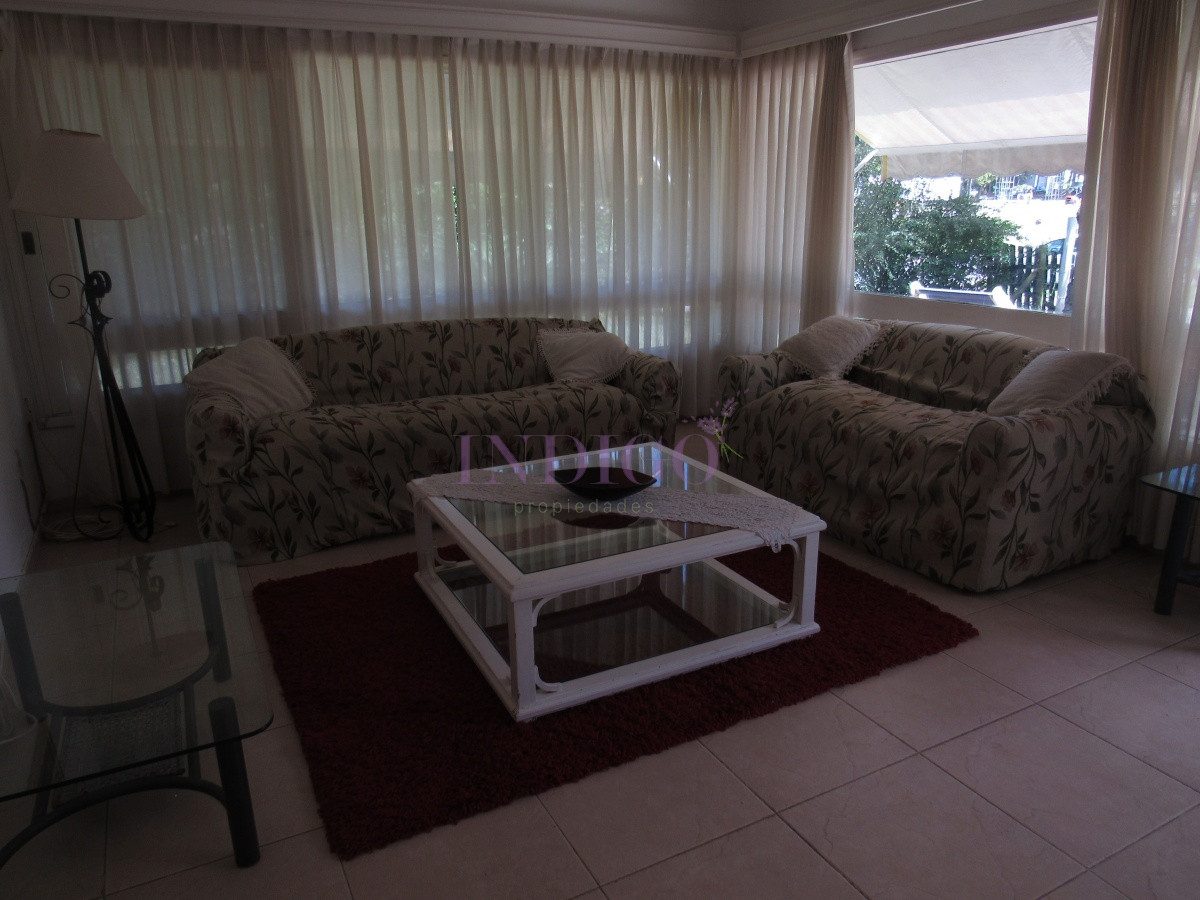 Casa Ref.785 - Amplia casa en Deuville, muy tranquilo! 4 dormitorios y 3 Baños, Parrillero y Garaje!